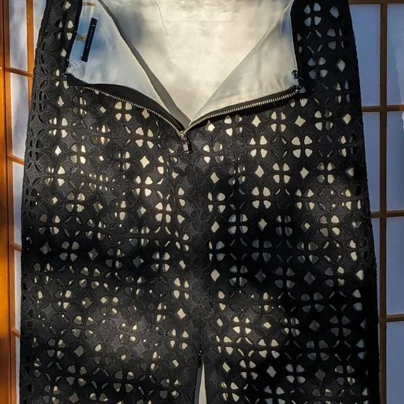 Elie Tahari Dual-layer Formal Skirt, Black cutout fabric and silky Pearl lining - Picture 4 of 12